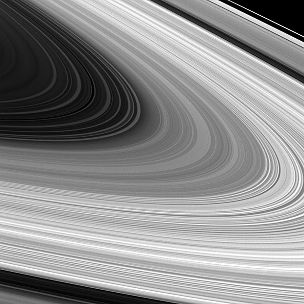 Anéis de Saturno. As divisões dos anéis de Saturno são causadas por ressonâncias com os satélites. Por exemplo, a maior divisão é causada por uma ressonância 2:1 com Mimas.